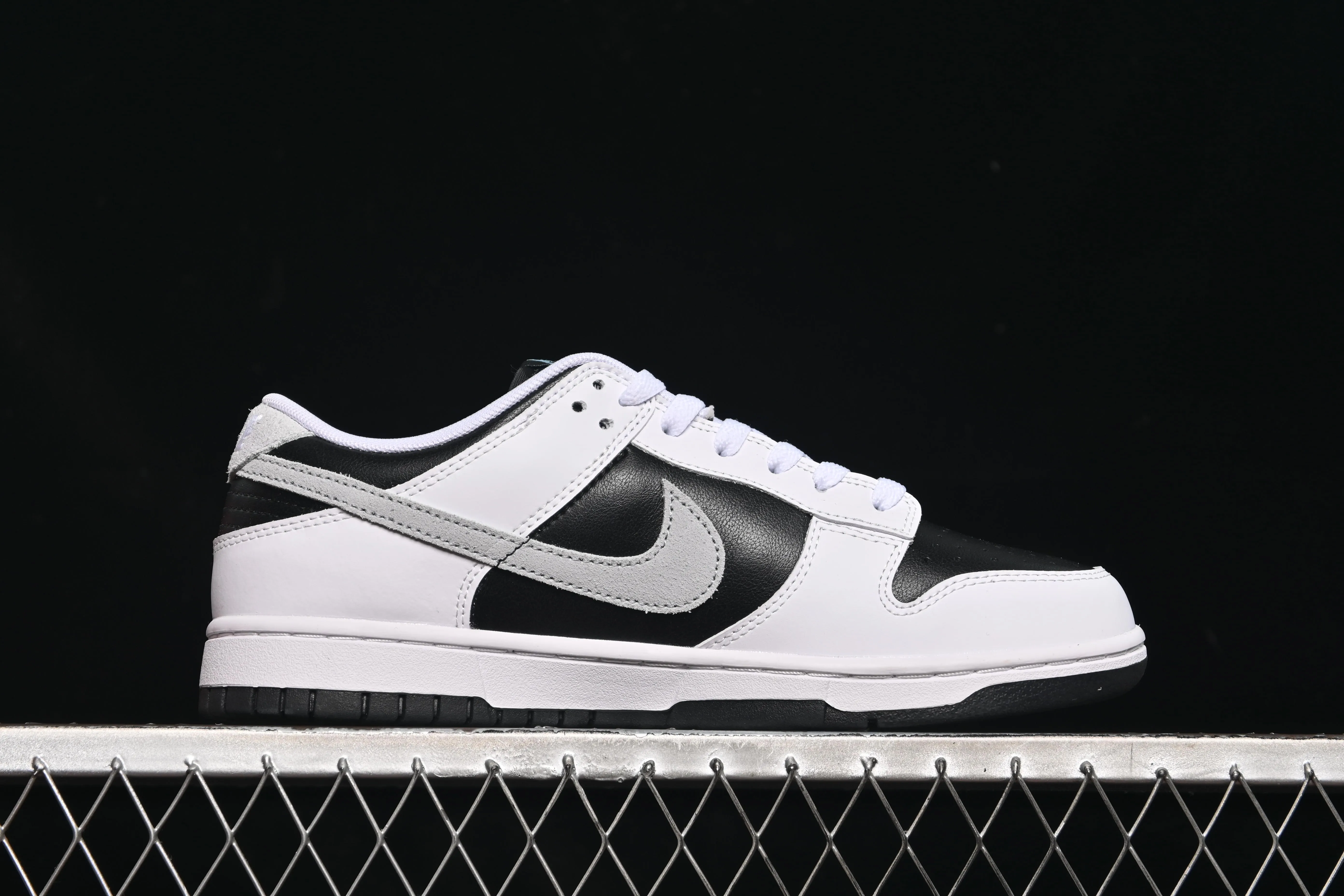 All Categories Nk SB Dunk Series Nk SB Dunk Low Low-top sneakers Nike SB Dunk Low White, black and gray color Low-top casual sneakers IB4620-141